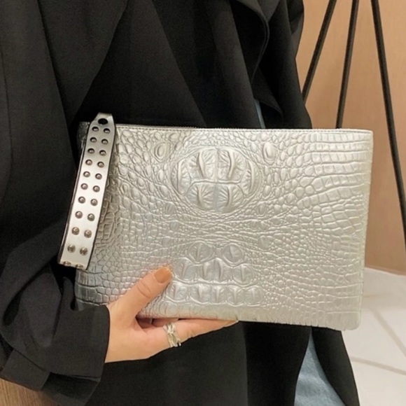 NWOT LARGE SILVER CLUTCH - Picture 2 of 6